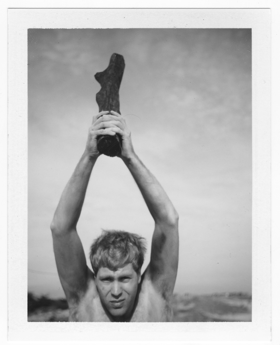 Archaische Gesten auf s/w Polaroid (1 von 6)