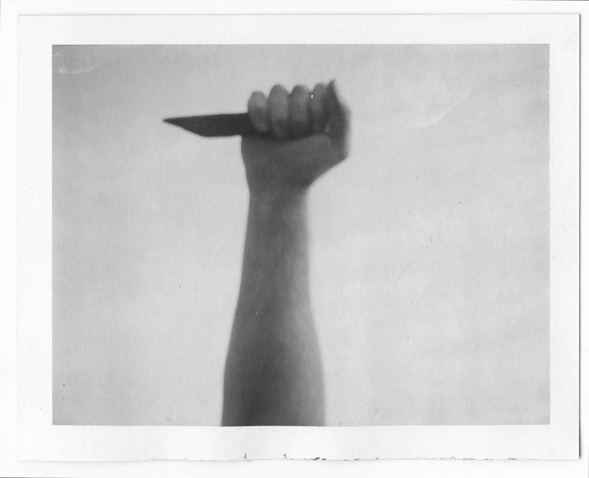 Archaische Gesten auf s/w Polaroid (2 von 6)