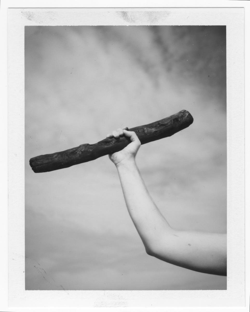Archaische Gesten auf s/w Polaroid (3 von 6)