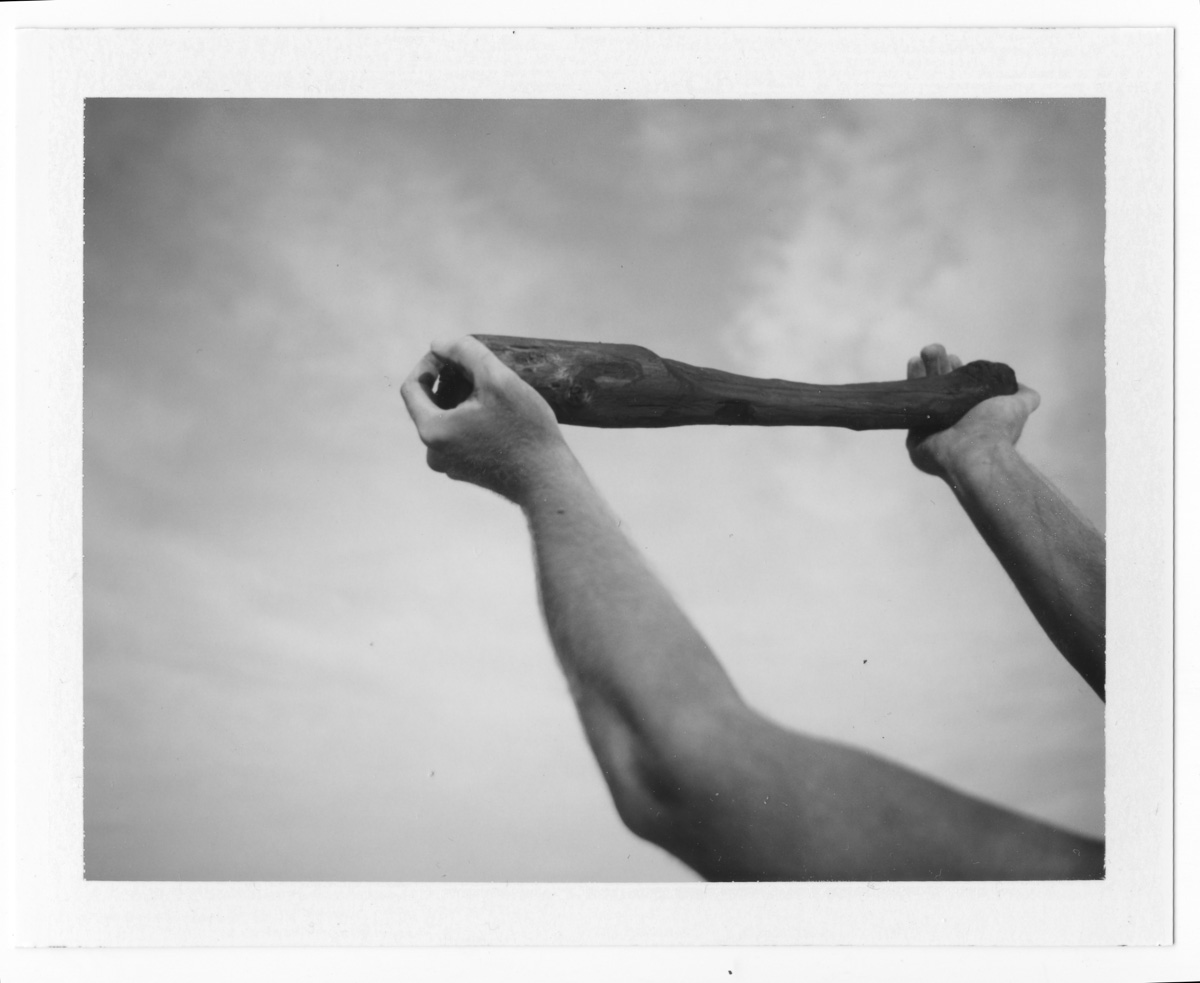 Archaische Gesten auf s/w Polaroid (4 von 6)
