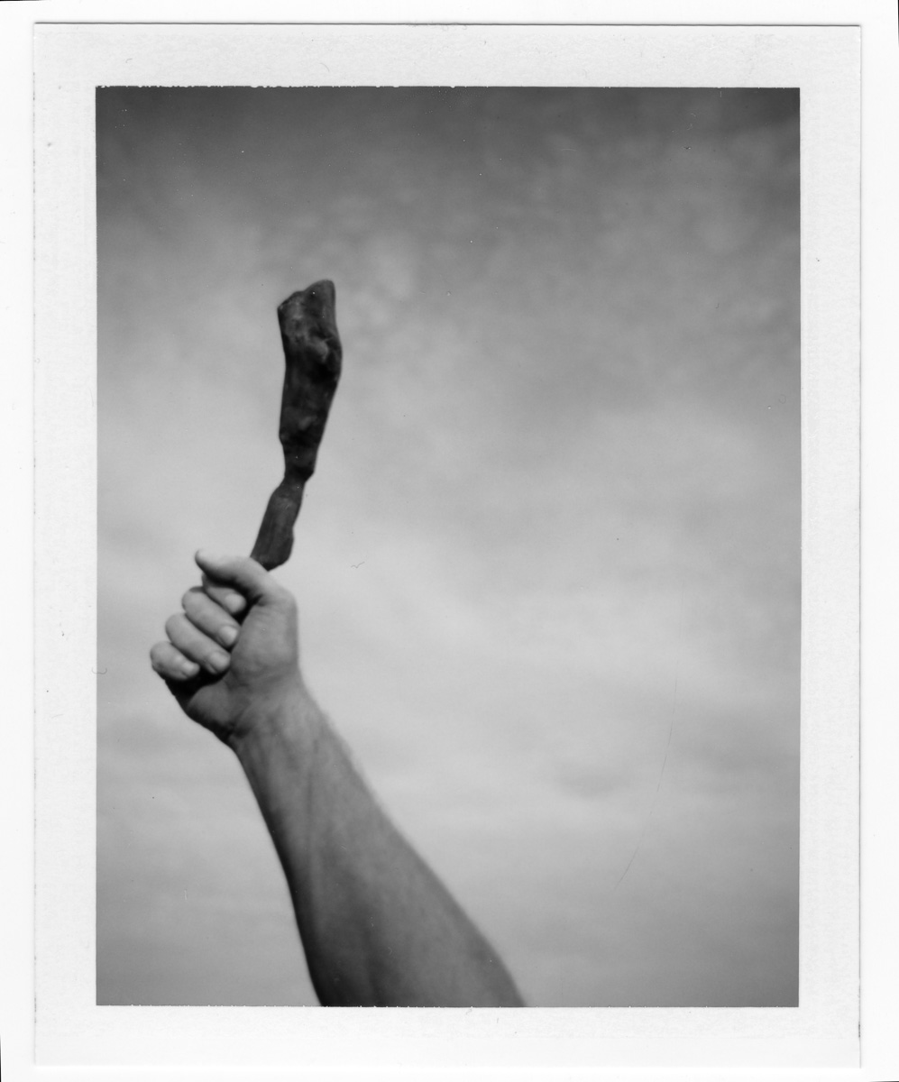 Archaische Gesten auf s/w Polaroid (5 von 6)