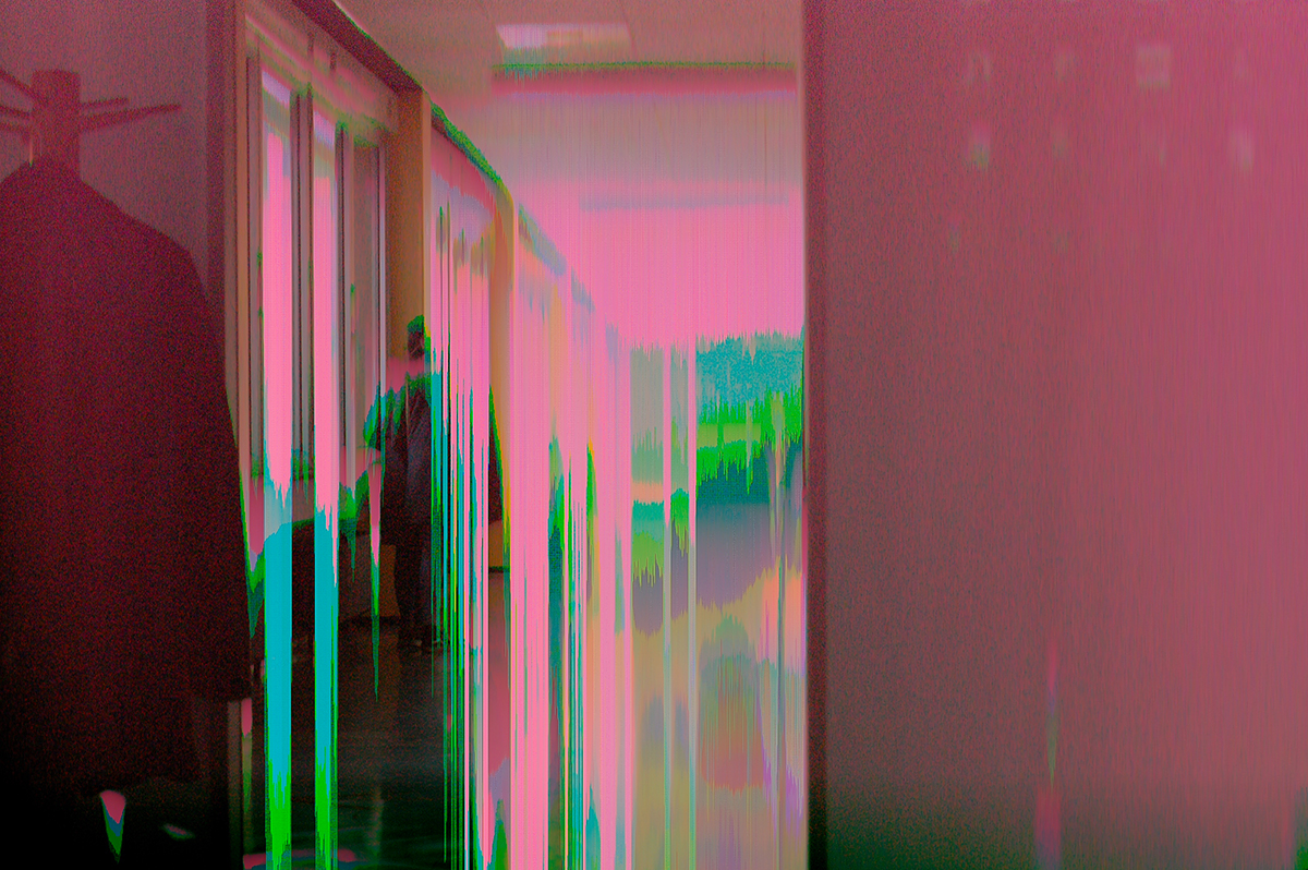 Händisch verglitchte Bilddaten, ein Zufallsexperiment. (1 von 4)