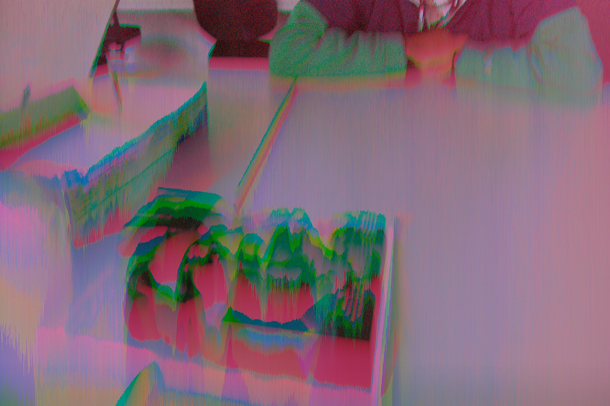 Händisch verglitchte Bilddaten, ein Zufallsexperiment. (3 von 4)