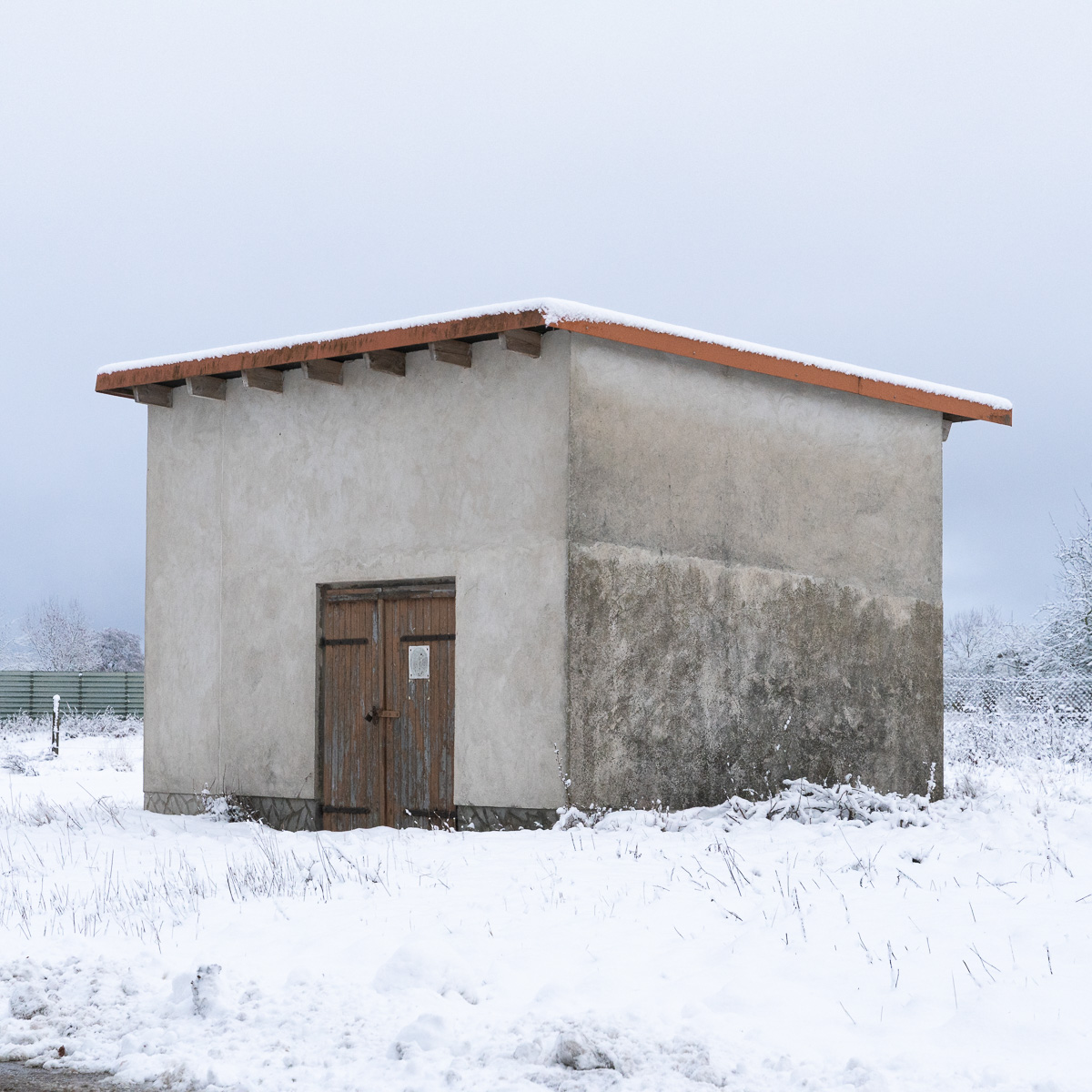 Ein mysteriöses Betongebäude am Ortsrand von Wutike.