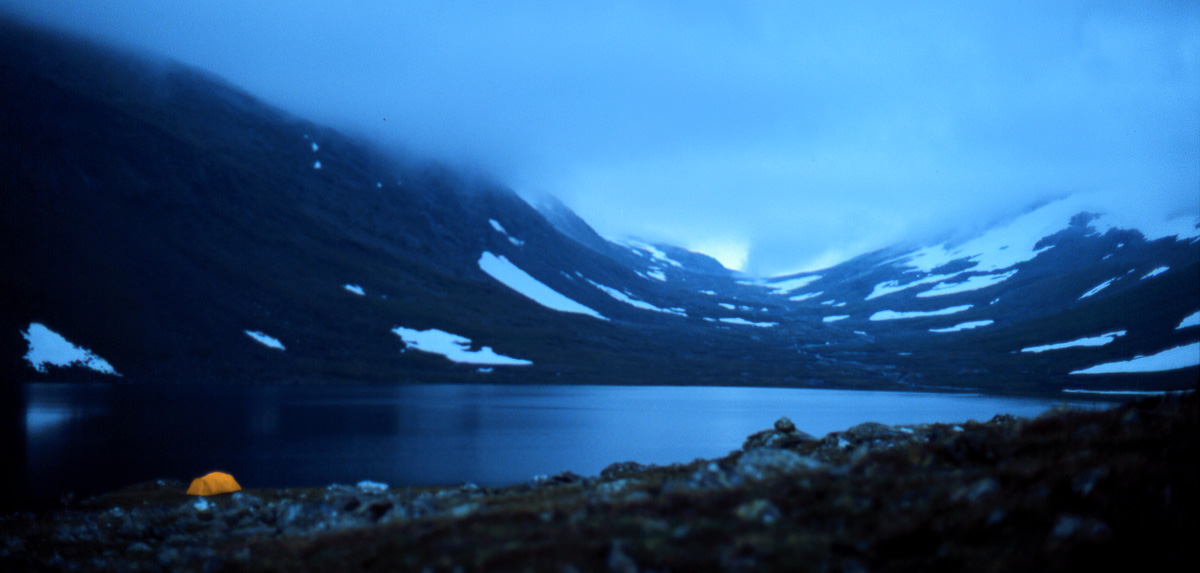 1 von 2 - Zur blauen Stunde an einem Bergsee im nordschwedischen Padjelanta-Nationalpark. Am Rand des Sees ein leuchtend gelbes Zelt.
