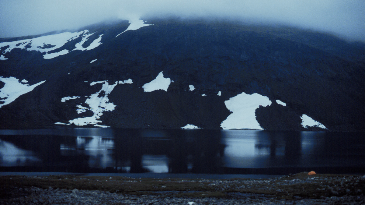 2 von 2 -Zur blauen Stunde an einem Bergsee im nordschwedischen Padjelanta-Nationalpark. Am Rand des Sees ein leuchtend gelbes Zelt.