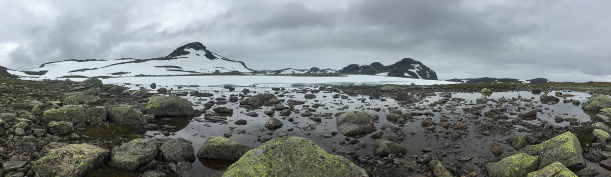 Panoramaaufnahme eines von Steinen gespickten Sees im norwegischen HArdangervidda-Nationalpark.