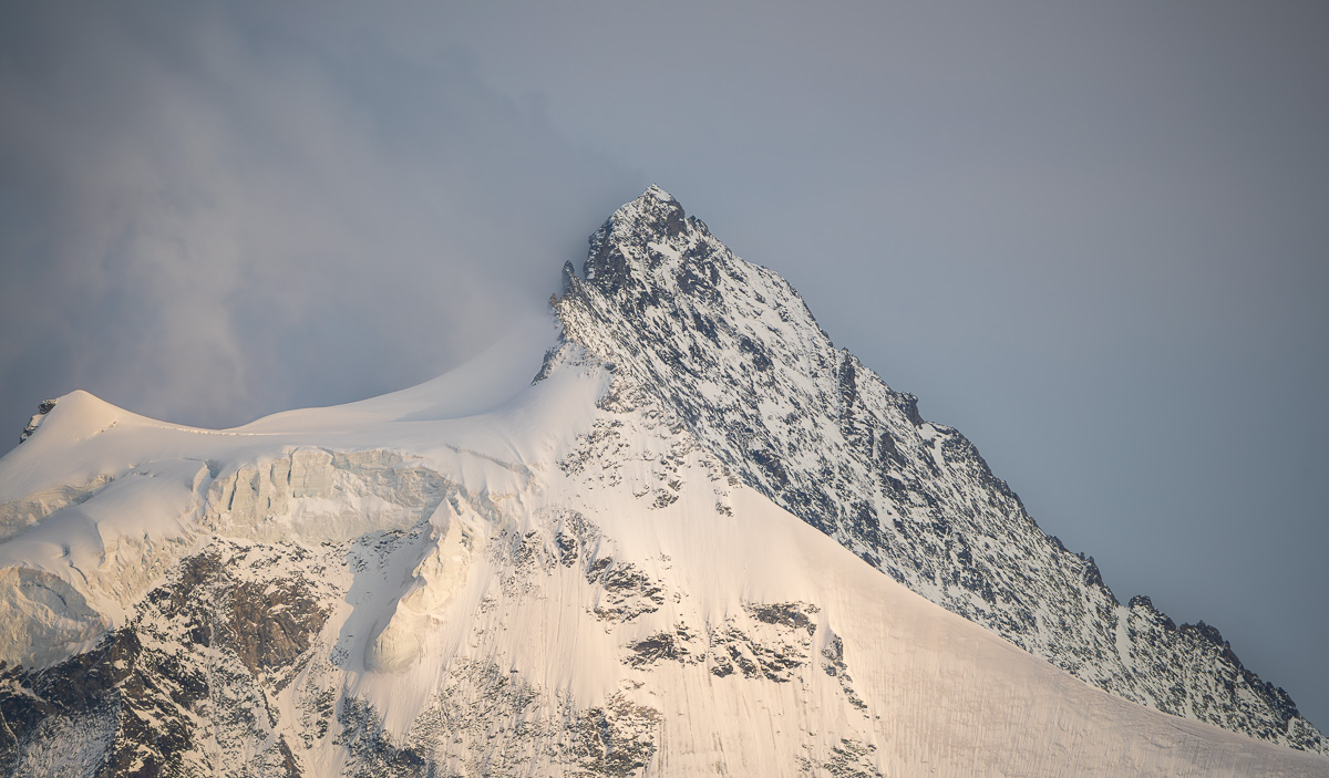 Verschneiter Berggipfel oberhalb des Val d'Anniviers, Schweiz.