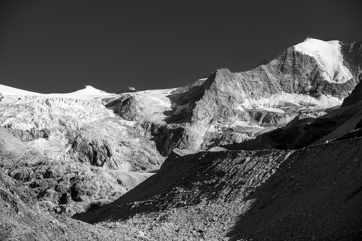 Ein verschneiter Gipfel am Moiry-Stausee, Schweiz.